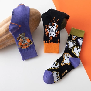 Tre paia di calze di Halloween con motivi di gatto mummia, scheletro e fantasmi bianchi