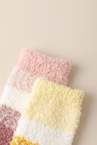 Gros plan de chaussettes épaisses en polaire corail à rayures pour le confort d'hiver