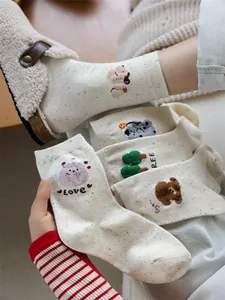 Dettaglio di calzini in cotone a maglia con ricamo 3D e filato effetto coriandolo