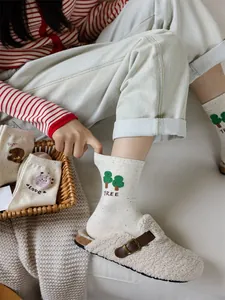 Dettaglio delle calze di cotone ricamate con simpatici motivi a cartoni animati e filato colorato