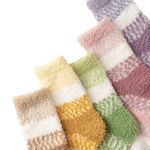 Chaussettes épaisses en velours corail à rayures colorées pour le confort d'hiver