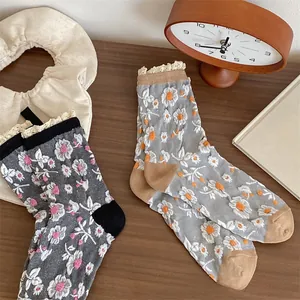 Vue macro de chaussettes en coton à motif jacquard rétro et détails en dentelle