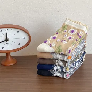 Détail de chaussettes tricotées à fleurs vintage avec bordure en dentelle fine