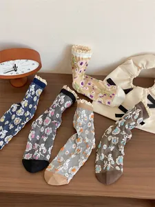 Détail de chaussettes vintage à fleurs avec dentelle sur fond de bois rustique