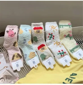 Set di cinque calze spesse in pile corallo con motivi colorati in cesto bianco