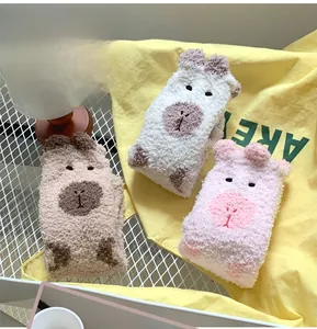 Vue détaillée de trois paires de chaussettes en molleton corail Capybara sur plateau