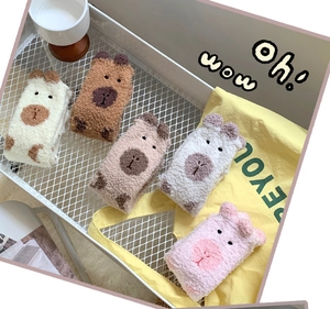 Détail de cinq paires de chaussettes thermiques épaisses en polaire corail avec animaux
