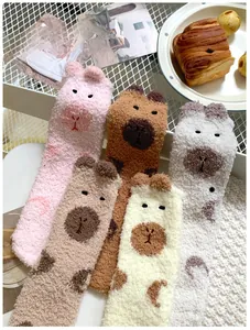 Détail de chaussettes en polaire corail avec motifs d'animaux mignons et oreilles
