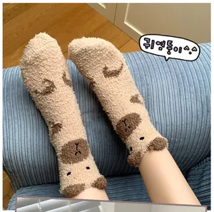 Chaussettes épaisses en polaire corail avec motif animal mignon portées à la maison