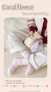 Makroaufnahme weicher Korallenvlies-Mittelsocken mit bunten Streifen und warmem Material