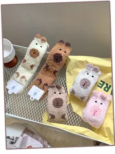 Détail de chaussettes d'animaux en polaire corail avec oreilles 3D pour l'hiver