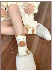 Gros plan de chaussettes d'hiver en polaire corail avec motifs de dessins animés