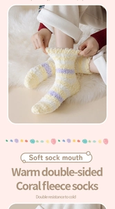 Detail der warmen Korallenvlies-Socken mit weichem Gummibund und bunten Streifen