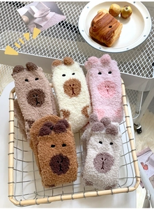 Détail de cinq paires de chaussettes en polaire corail avec motifs d'animaux mignons