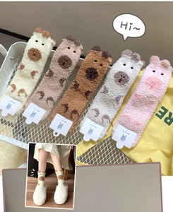 Détail de cinq paires de chaussettes thermiques épaisses en polaire corail avec oreilles 3D