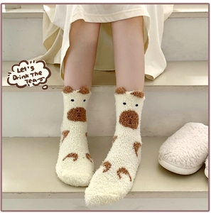 Détail de chaussettes épaisses en polaire corail avec oreilles 3D et motif jacquard