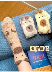 Détail de chaussettes épaisses en polaire corail avec motifs mignons de capybara en peluche