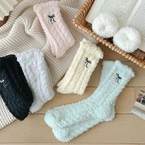 Calze invernali in pile corallo da donna con delicato ricamo a fiocco in colori tenui