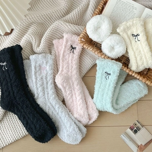 Calze spesse in pile di corallo con fiocchi in cinque colori tenui per l'inverno