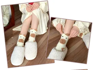 Détail de chaussettes en molleton corail avec motif animal et texture pelucheuse