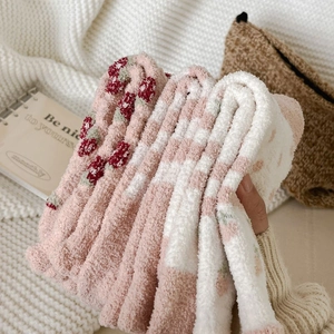 Chaussettes épaisses en polaire corail avec broderie florale pour la chaleur d'hiver