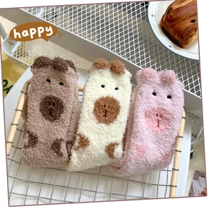 Chaussettes thermiques en polaire corail dans un panier avec oreilles d'animaux mignonnes