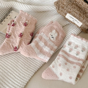 Détails de trois paires de chaussettes épaisses en polaire corail rose avec motifs d'animaux