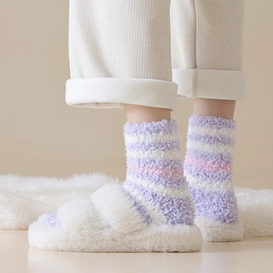 Flauschige gestreifte Korallenvlies-Socken in Lila und Rosa für zu Hause