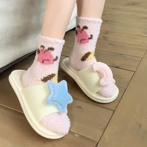 Calze spesse in pile corallo e pantofole di peluche con decorazioni di luna e stelle