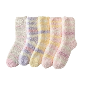 Fünf Paar flauschige Korallenfleece-Streifensocken in Pastellfarben für warme Füße zu Hause