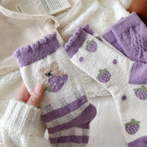 Chaussettes de Sol en Polaire Corail Polyamide Épaissie pour Femmes Hiver Motif Ours Fraise Chaudes Chaussettes de Sommeil
