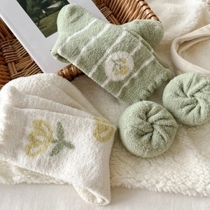 Chaussettes en polaire épaisse avec motif de tulipes vert sauge et texture douillette