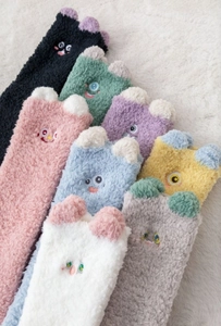 Détail de chaussettes en molleton de corail doux avec des oreilles d'animaux en relief