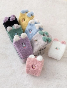 Gros plan de chaussettes en polaire corail avec visages d'animaux mignons et oreilles 3D