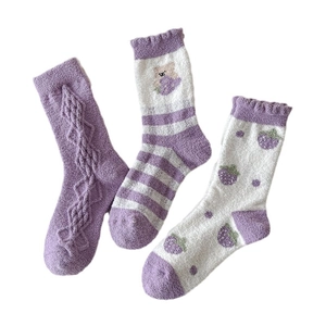 Set de chaussettes en polaire violette avec tricot, rayures et motifs fraise