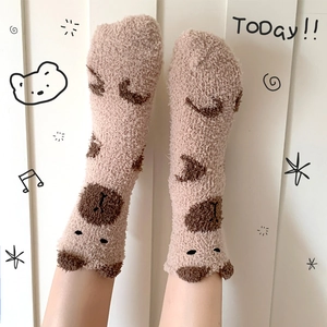 Chaussettes en polaire corail avec oreilles d'ours et broderie portées par un mannequin