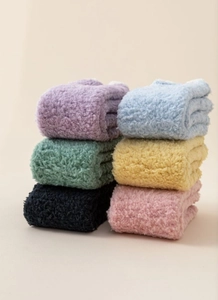 Détails de la texture en polaire corail de six paires de chaussettes thermiques colorées