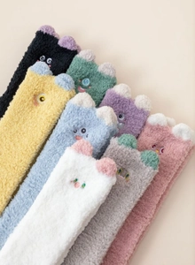 Détails de chaussettes en polaire corail avec visages de monstres brodés et oreilles en peluche