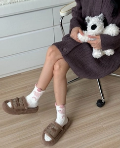 Détails de chaussettes en molleton blanc et pantoufles en peluche marron à semelle épaisse