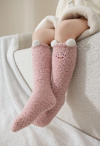 Détail de chaussette thermique en polaire corail rose avec oreilles 3D et broderie