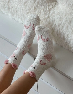 Détail de chaussettes en molleton corail blanc avec oreilles 3D roses et visage brodé