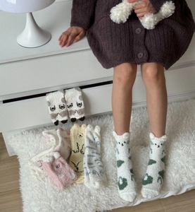 Détail de chaussettes d'hiver épaisses en polaire corail avec broderie ours mignonne