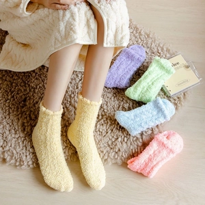 Calze spesse in pile di corallo da donna in colori pastello per il caldo riposo notturno