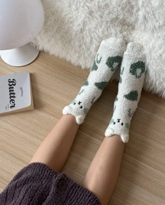 Chaussettes en polaire corail blanche à pois verts avec détails d'oreilles d'animaux