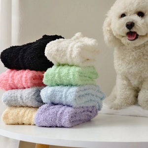 Calze spesse in pile di corallo invernali in vari colori pastello con decorazione cucciolo