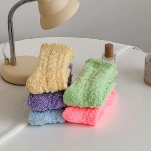 Dettaglio di calze termiche in pile corallo dai colori pastello per il comfort invernale