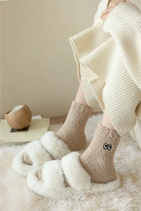 Set invernale accogliente con pantofole di peluche e calze spesse in pile corallo