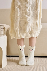 Nahaufnahme weißer Korallenvlies-Socken mit süßen 3D-Tierohren und Stickerei-Motiv