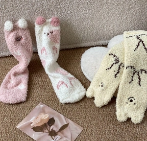 Détails de chaussettes d'hiver épaisses en polaire corail avec broderie ours et cochon