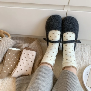 Chaussettes thermiques à pois crème et marron avec chaussures Mary Jane en feutre gris